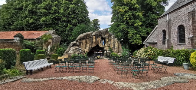  ﻿La grotte de Lourdes à Houppe.